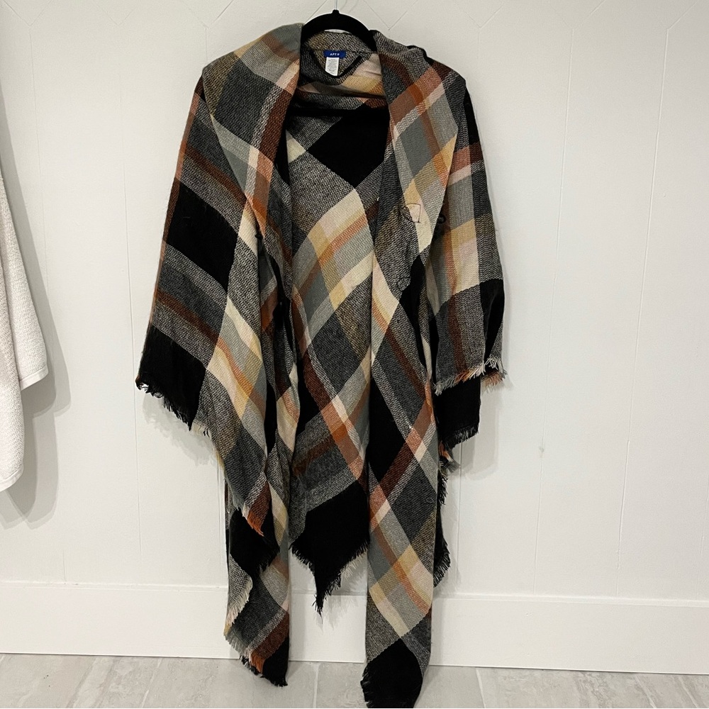 Apt. 9 Plaid Cape